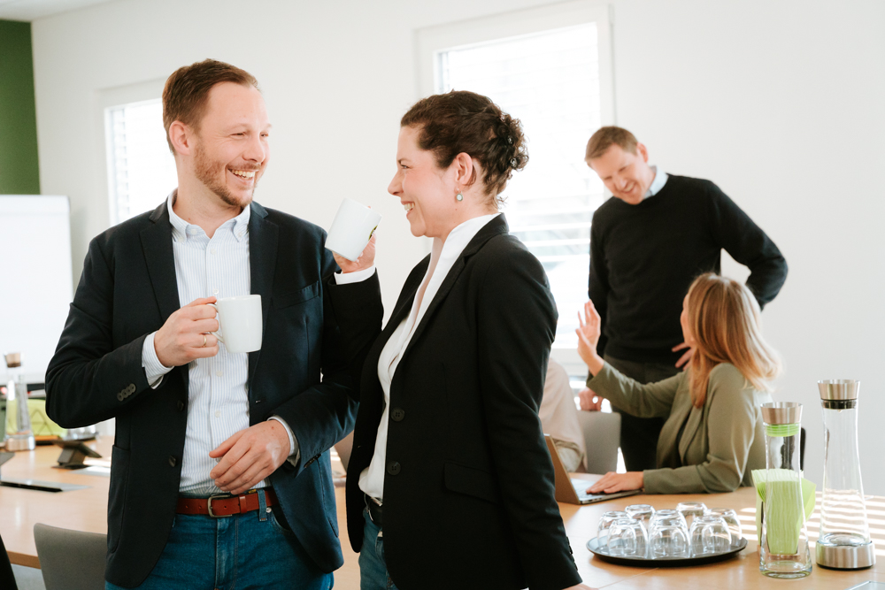 B&B HOTELS Kollegen beim Austausch und Kaffee trinken