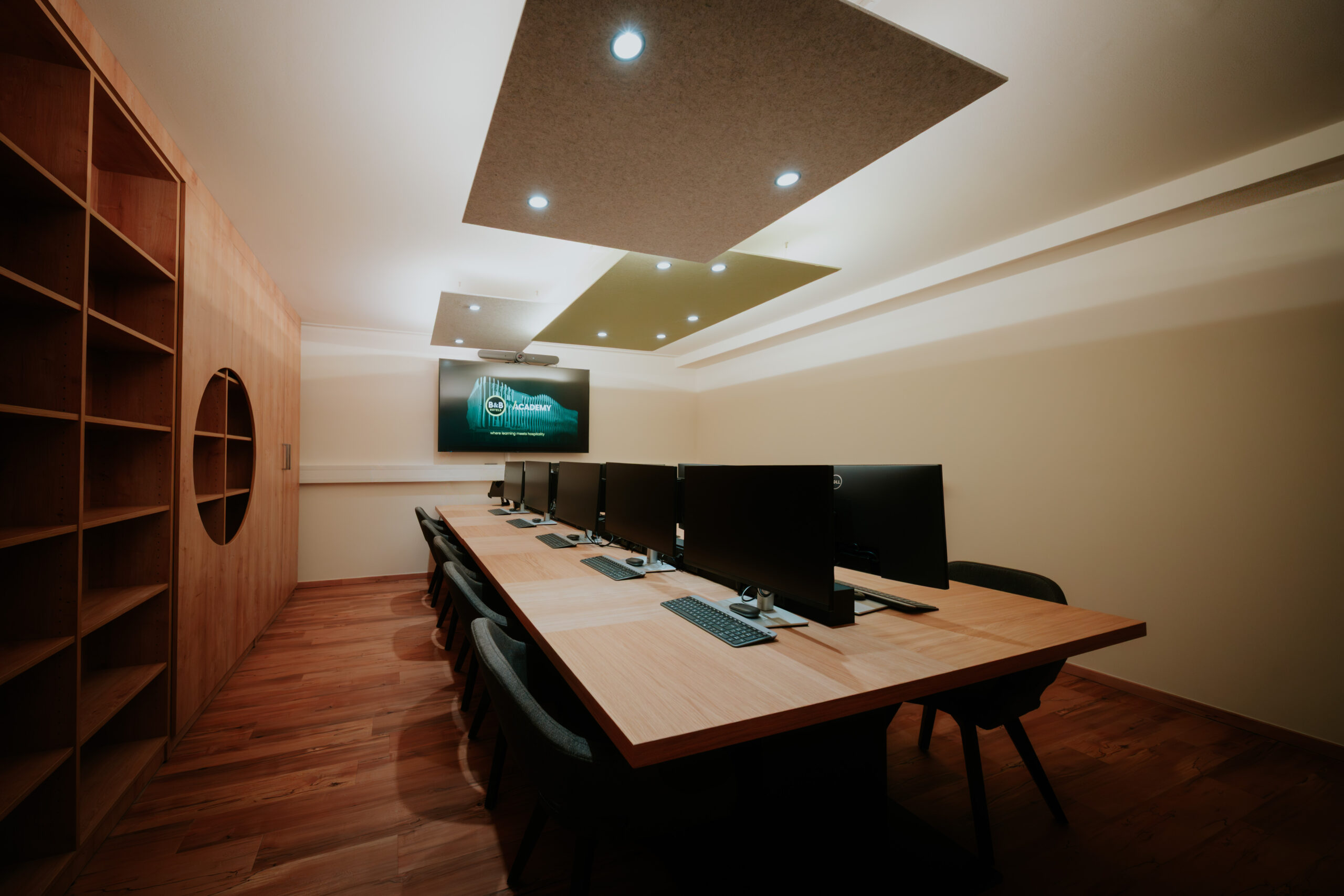Leeres Kollaborationsraum bei B&B HOTELS