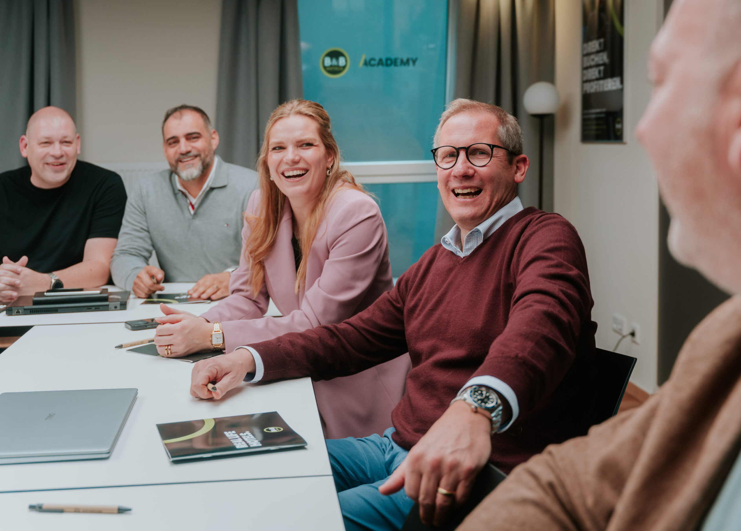Kollegen am Meetingstisch BB HOTELS